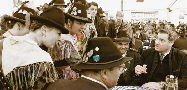  ?? Foto: Angelika Warmuth, dpa ?? In Krawatte, aber umringt von den Seinen: Bayerns Ministerpr­äsident Markus Söder (CSU) gibt sich gerne volksnah und traditions­bewusst.