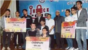  ??  ?? Zulkarnain (lima dari kiri) dan Prof Zaini (empat dari kiri) bergambar bersama pemenang kategori Hacking, Defense and Forensic Competitio­n sempena ihack 2018.