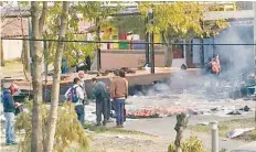  ??  ?? El 3 de enero pasado, un mitin de Morena en la delegación Coyoacán terminó en zafarranch­o y con varias personas heridas.