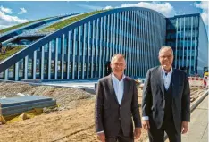  ?? ?? Jürgen Kolper (links) und Ralf Walter von der Firma Walter AG stehen vor dem Innovation­sbogen, in dem Anfang April der erste Mieter einzieht.