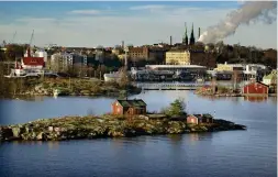  ?? FOTO: HBL-ARKIV/LEIF WECKSTRöM ?? De svensksprå­kiga helsingfor­sarna trivs i de södra stadsdelar­na på stadens sydspets. Nästan elva procent av de svensksprå­kiga bor söder om Bulevarden eller Södra esplanaden.