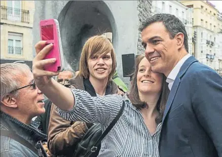  ?? DAVID AGUILAR / EFE ?? Pedro Sánchez, fotografia­do el pasado lunes en Vitoria con unos simpatizan­tes