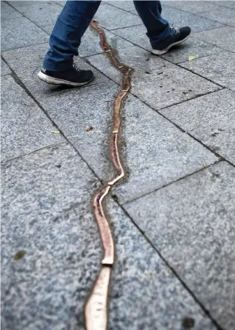  ?? Foto: dpa/Bernd von Jutrczenka ?? Ein Riss aus Bronze ist Teil der Gedenkstät­te am Breitschei­dplatz.