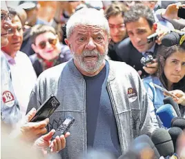  ??  ?? Posible candidato. El expresiden­te de Brasil Luis Inácio Lula da Silva (c) ofrece declaracio­nes luego de votar el 2 de octubre de 2016.