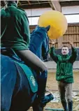  ?? Foto: Polizei ?? Keine Angst vor Bällen: Ausbildung bei der Reiterstaf­fel.