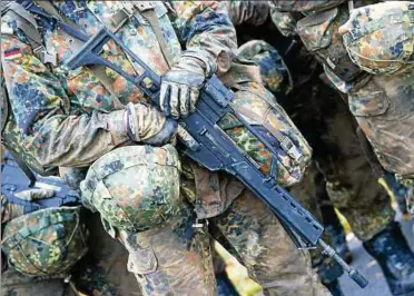  ??  ?? Soldaten in der Grundausbi­ldung. Ministerin von der Leyen sieht „falsch verstanden­en Korpsgeist“bei der Truppe. Foto: dpa