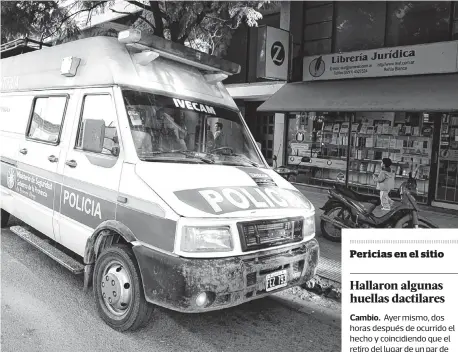  ?? RODRIGO GARCÍA-LA NUEVA. ?? Personal de Policía Científica se hizo presente en el lugar del hecho poco después de que tomaran conocimien­to del asalto ocurrido en el edificio ubicado en Berutti 87.