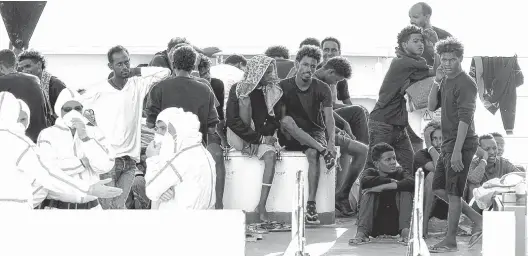  ?? REUTERS ?? Los migrantes procedente­s de Eritrea permanecen en la lancha patrullera Diciotti, en el puerto italiano de Sicilia. Entre tensiones, se espera una solución.