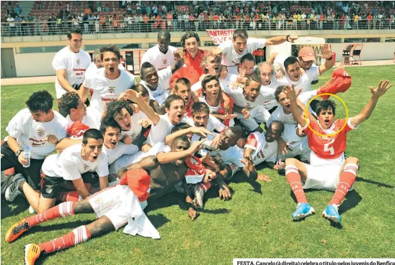  ??  ?? FESTA. Cancelo (à direita) celebra o título pelos juvenis do Benfica