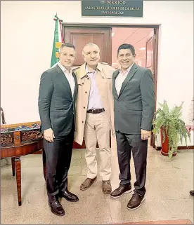  ?? ?? ▲ Alejandro Murat, gobernador de Oaxaca; Adán López Hernández, titular de la SG, y Salomón Jara, mandatario electo. Foto La Jornada