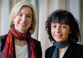  ?? ?? I premi Nobel per la Chimica Jennifer Doudna, americana, 56 anni (a sinistra) ed Emmanuelle Charpentie­r, francese, 52