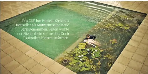  ?? FOTO: ZDF ?? Mordserie am Niederrhei­n: Roman Seliger (Ken Duken) findet im Pool die nackte Leiche seiner Nachbarin und Schulfreun­din Katharina (Siri Nase).