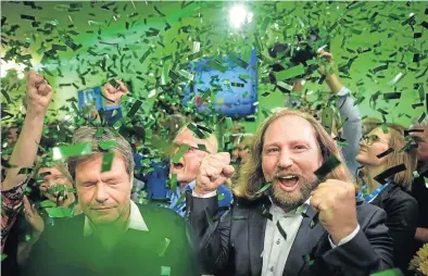  ?? EFE / PHILIPP GUELLAND ?? ▶▶ Los Verdes Robert Habeck y Anton Hofreiter celebran los primeros resultados, ayer en Múnich.
