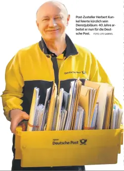  ?? FOTO: UTE GABRIEL ?? Post-Zusteller Herbert Kunkel feierte kürzlich sein Dienstjubi­läum: 40 Jahre arbeitet er nun für die Deutsche Post.