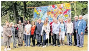  ??  ?? Artistes, élus et responsabl­es des Amis du barrage, autour de Miss Sélune 2016 (Flavie Rault, de Vezins) posent devant la fresque réalisée par un collectif de peintres.