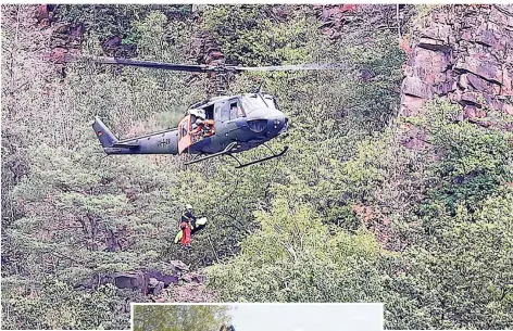  ?? FOTOS (2): KLAMPFL ?? Roland Klampfl am Windenhake­n unter dem Helikopter beim Einsatz in einem Steinbruch in Wiehl, als ein abgestürzt­er Wanderer gerettet wurde.
Ein Teil der DRK-Höhenrettu­ngsgruppe während einer Übung mit deren Leiter Roland Klampfl (M.).