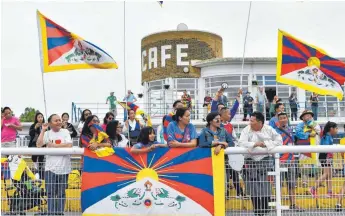  ?? FOTOS (2): AFP ?? Fans der tibetische­n Fußballnat­ionalmanns­chaft feuern ihre Mannschaft in London an.