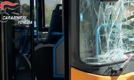  ??  ?? In pezzi L’autobus devastato dai ragazzini di Scorzè, nel Veneziano. I genitori pagheranno i danni all’actv