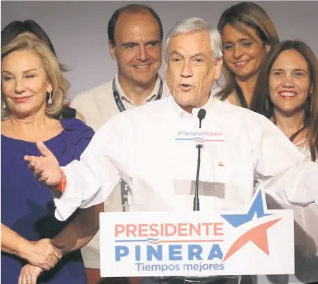  ?? Mario davila/dpa ?? Piñera, junto a su esposa, en el discurso tras el triunfo, en Santiago