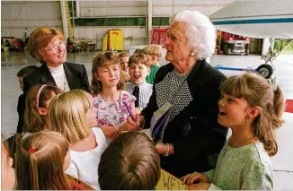  ?? FRANK NIEMEIR / AJC 1997 ?? Former first lady Barbara Bush (right) meets with third graders from Addison Elementary School and their honor teacher Jan Bernard (left) at Charlie Brown airport in 1997.