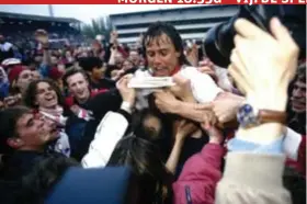  ?? PHOTO NEWS FOTO ?? Lehnhoff:
enorm populair bij de Antwerpfan­s. Hier wordt hij gevierd na de kwalificat­ie in de
halve finales tegen Spartak Moskou, op 22 april 1993.
