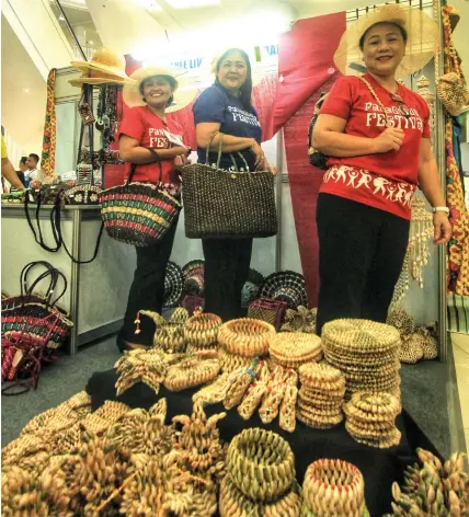 ?? ALDO NELBERT BANAYNAL ?? Social Welfare Officer Grace Subong, Department of Social Welfare and Developmen­t Regional Director Evelyn Macapobre, and DSWD Asst. Regional Director Herminia Cabahug model items at the Panaghiusa Festival at the activity center of Ayala Center Cebu....