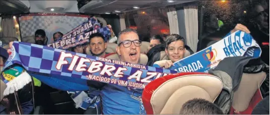  ??  ?? ‘FIEBRE AZULONA’. AS vivió con los hinchas del Fuenlabrad­a el trayecto en autobús hasta al Bernabéu, una fiesta al grito de “¡Sí se puede!”.