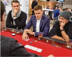  ?? Foto: Klaus Rainer Krieger ?? Schlechte Karten für Alfred Finnbogaso­n (Mitte). Das Poker Event des FCA war für den Stürmer schnell beendet.
