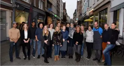  ?? FOTO JAN VAN DER PERRE ?? Enkele winkeliers in de Hoogstraat. “We wisten van niets”, klinkt het. “Wij zijn allemaal bereid bij te leggen voor de sfeerverli­chting.”