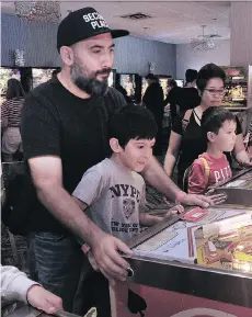  ?? NICK PROCAYLO ?? Esteban Astudillo and his son Sebastian in action during The Vancouver Flipout Pinball Expo on Sunday.