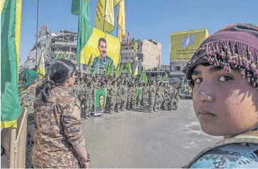  ?? [GABRIEL CHAIM/THE ASSOCIATED PRESS] ?? Fighters from the Women’s Protection Units, or YPJ, celebrate Thursday in Paradise Square in Raqqa, Syria. The Kurdish female militia helped free the northern Syrian city from the Islamic State group.