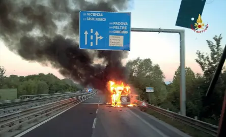  ??  ?? Tragedia sfiorata Le fiamme avvolgono un autobus, fortunatam­ente vuoto. Nessun ferito ma due delle quattro bombole di metano esplodono