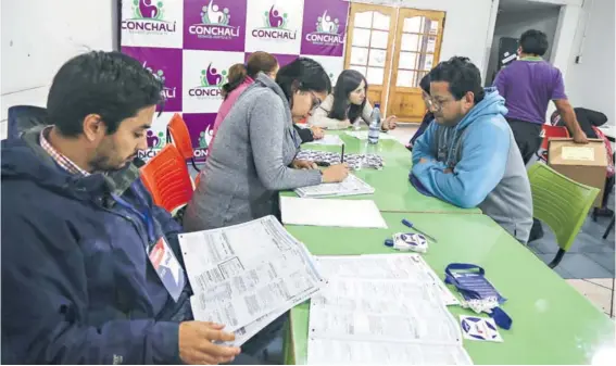  ?? FOTO: REINALDO UBILLA ?? ►► El municipio de Conchalí habilitó ayer la biblioteca municipal para censar a personas no encuestada­s el miércoles.