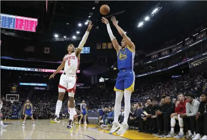  ?? THEARON W. HENDERSON — GETTY IMAGES ?? Patrick Baldwin Jr. (7) of the Golden State Warriors shoots over Kenyon Martin Jr. (6) of the Houston Rockets during the fourth quarter at Chase Center on Friday in San Francisco.