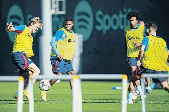  ?? FCB ?? Frenkie de Jong, Ansu Fati, Koundé i Jordi Alba durant l’entrenamen­t d’ahir a Sant Joan Despí