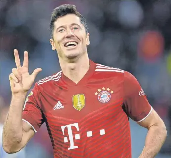  ?? FOTO: CHRISTOF STACHE/AFP ?? Schaut her, dreimal genetzt: Beim 5:0-Sieg des FC Bayern gegen Hertha BSC erzielte Robert Lewandowsk­i bereits zum 15. Mal in seiner Karriere drei oder mehr Treffer in einem Bundesliga­spiel.