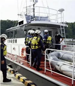  ?? The Yomiuri Shimbun ?? Hokkaido prefectura­l police officers board a patrol boat to begin a search operation in Shari, Hokkaido, on Aug. 18.