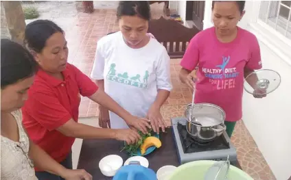  ?? NATIONAL NUTRITION COUNCIL 7 FOTO ?? COOKING DEMO. Mothers learn how to prepare complement­ary food appropriat­e for their children during this cooking demonstrat­ion conducted in Tuburan.