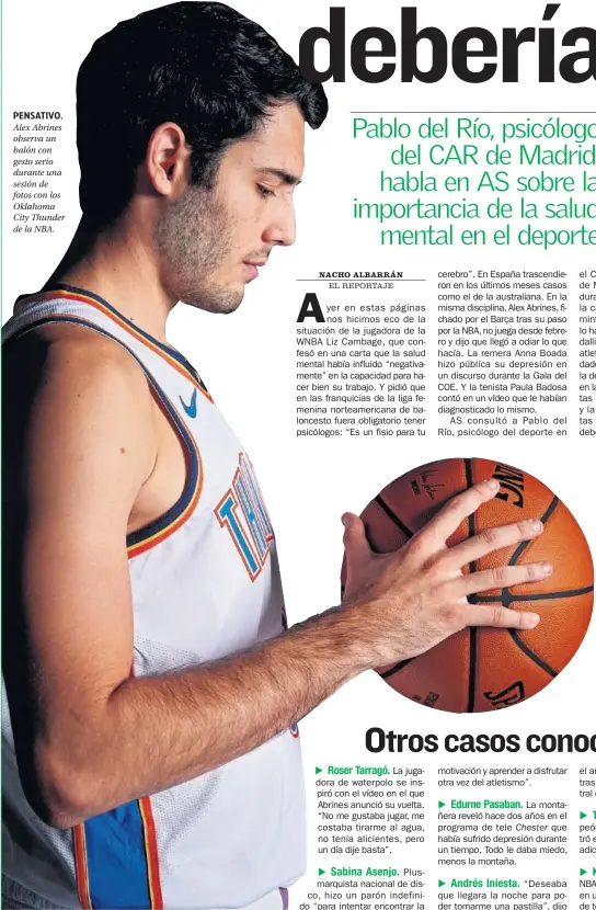  ??  ?? PENSATIVO. Alex Abrines observa un balón con gesto serio durante una sesión de fotos con los Oklahoma City Thunder de la NBA.