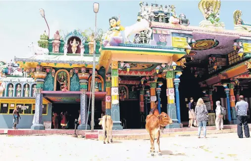 ?? FOTOS (3): DAGMAR GEHM ?? Farbenpräc­htig ist dieser Hindutempe­l auf der Insel Pungudutiv­u in Jaffna.