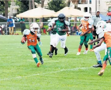  ?? PHOTOS BY EMMETT HALL/CORRESPOND­ENT ?? Above, Pompano Chiefs running back Cedric Ward, 12, looks for an opening while taking off on a sweep to the outside with Eagles defenders in hot pursuit during action between the two rivals at North Pompano Park. Right, Pompano Eagles kickoff returner...