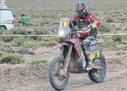  ?? FOTO: EFE ?? Joan Barreda dijo adiós después de 100 kilómetros de especial. Después de cuatro días lesionado en la rodilla, el de Honda claudicó