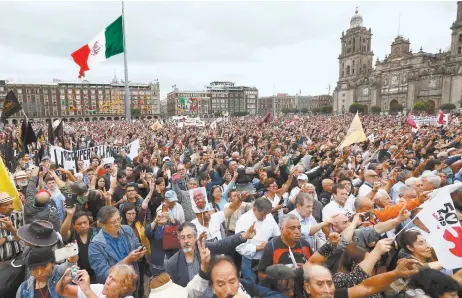  ??  ?? Las manos levantadas con la señal de victoria tapizaron el Zócalo. Noventa mil personas unieron sus voces para recordar que no habrá perdón ni olvido.