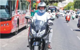  ?? PP ?? José Luis Sanz, ayer durante un recorrido en moto por las calles de la ciudad.