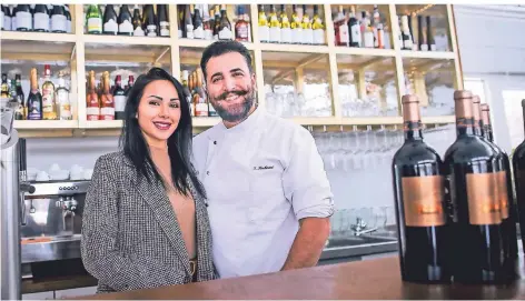  ?? RP-FOTO: ANNE ORTHEN ?? Sam Keshvari und seine neue Partnerin Shamim freuen sich über das neue Restaurant Ratatouill­e.