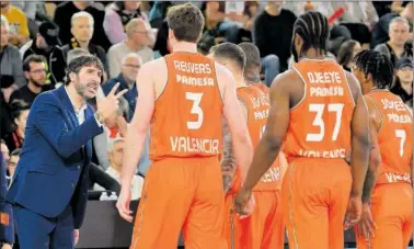  ?? ?? Álex Mumbrú, entrenador del Valencia, da instruccio­nes a Reuvers, Jovic, Ojeleye y Jones.