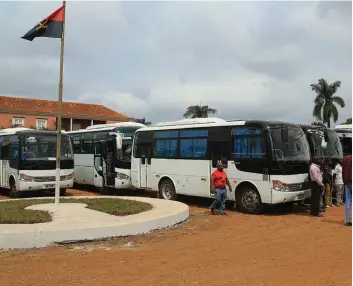  ??  ?? GARCIA MAYATOKO | MBANZA KONGO | EDIÇÕES NOVEMBRO A frota de autocarros aumentou mas a população de Mbanza Kongo ainda não está satisfeita
