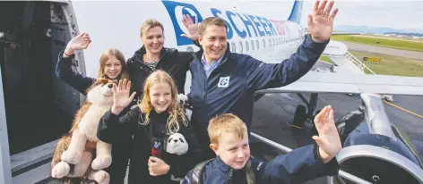  ?? CARLOS OSORIO/REUTERS ?? Conservati­ve Leader Andrew Scheer, seen leaving Vancouver on Saturday with his wife, Jill, and children Grace, Maddie and Henry, has an approval rating of just 27 per cent, lower than both NDP Leader Jagmeet Singh and Liberal Leader Justin Trudeau.