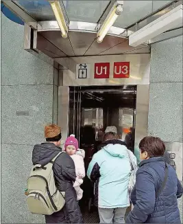  ??  ?? Täglich bilden sich vor dem Lift beim Haas-Haus Warteschla­ngen.