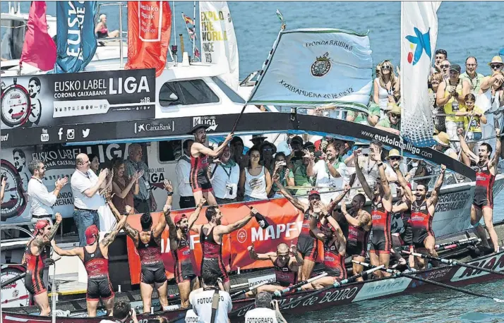 ?? FOTO: UNANUE ?? Felicidad máxima en Cabo después de lograr la primera bandera del verano El bote gallego fue el más rápido en Hondarribi­a